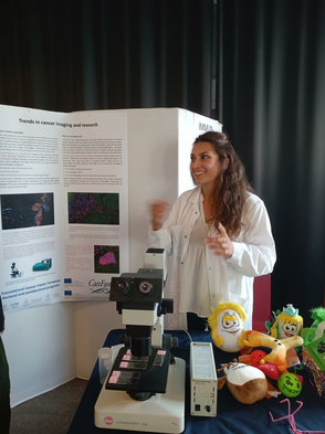 Sarah Richtmann in Vattenhallen explaning science. Photo.